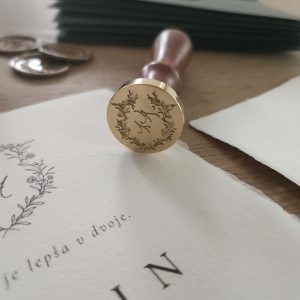 pečatnik z monogramom in inicialkama